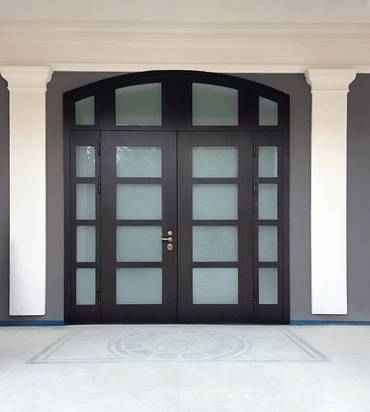 Арочная дверь с остеклением