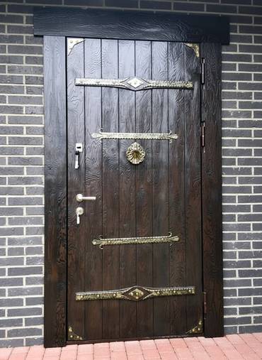 Дверь с коваными деталями