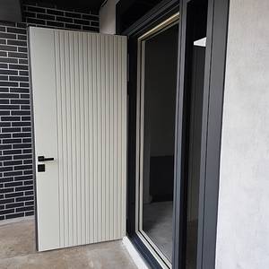 Дверь с остеклением по бокам