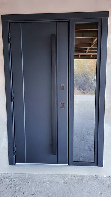 Дверь со стеклом сбоку