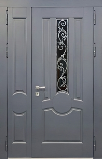 Полуторная входная термодверь с узким стеклом и ковкой, отделкой МДФ цвета графит