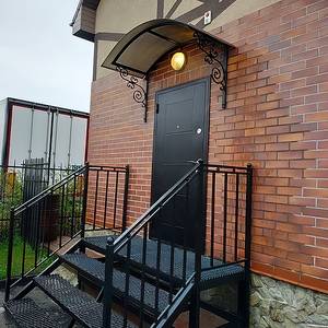 Козырёк над дверью