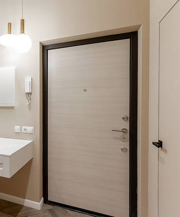 Квартирная дверь с ламинатом