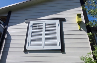 Установка жалюзийных ставней для дачи: фото с объекта