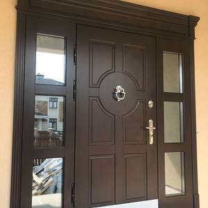 Парадная дверь с капителью и отбойником