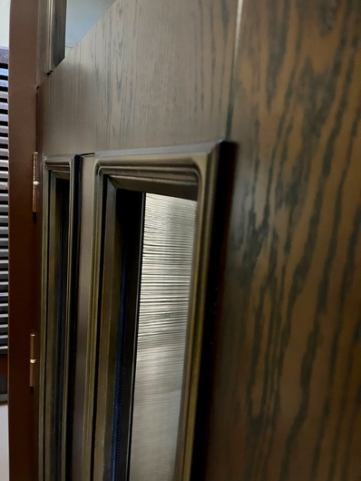 Металлическая остекленная дверь с накладными багетами МДФ