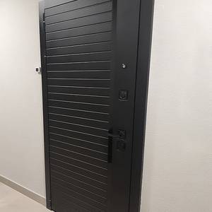 Входная дверь с черным МДФ